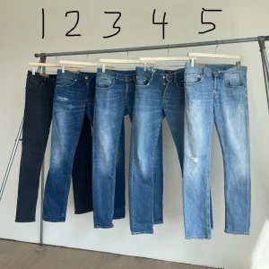 Dondup Jeans George stl; w32 - 5 par Dondup jeans som vuxits ur. Bra skick utan skador eller fläckar. Nypris ca 3000kr per byxa. Mitt pris 600kr per byxa.  Se bilder för storlekar.  Byxa 1,2,3 & 5 är modellen George medans 4 är limited edition med liknande passform. 