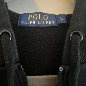 Unik Ralph lauren zip hoodie - En unik Ralph lauren zip hoodie med en snygg design😍 om du har några frågor så är det bara att skriva😊