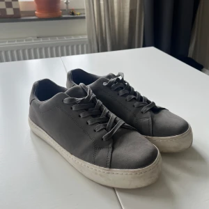 Gråa skor med vit sula - Knappt använda skor i superfint skick