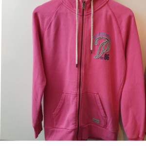 Nyskick rosa hoodie från peak performance i strl M. Använd fåtal ggr. Nypris 1199 . Katt finns I hemmet
