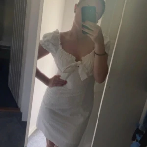 Vit studentklänning  - Jättesöt studentklänning från Obsession.Stockholm  Använd endast en gång så i fint skick  