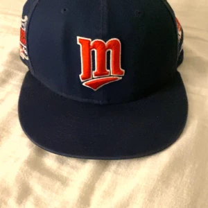 New era Baseball cap  - Jätte bra skick nästan som ny förutom att klistermärken åkt av men annars inga problem perfekt till sommaren om man vill ha en fin stil, tveka inte att höra av dig vid intresse. Kan möjligtvis gå ner i pris vid snabb affär.
