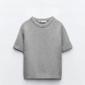 Stickad t shirt Zara - Stickad t shirt Zara, stl M men säljer för den är liten på mig som är stl S 😭 passar nog XS-S då jag allmänt inte gillar när de sitter tajt ❤️