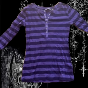 Topp - Söt lilarandig topp, barnstorlek men passar xs/s! fett cute