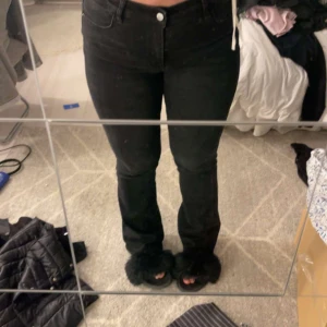 bootcut jeans  - Jättesköna bootcut jeans ifrån shein, SÅ sköna och i bra kvalitet ändå! 🖤väldigt stretchiga!
