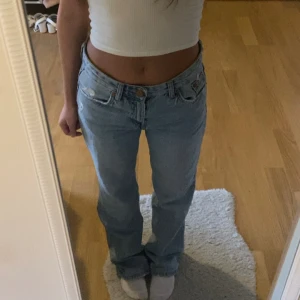 Jeans - Raka, baggy jeans 🙌🏻 Slitage på kanten av jeansen vid hälarna (bild 3)