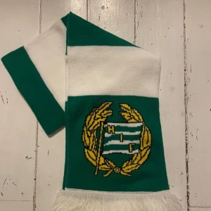 Hammarby halsduk - Säljer nu min sprillans nya hammarby halsduk som inte kommer till användning. Skick 10/10 såklart. Priset är inte hugget i sten. Det är bara att slänga iväg ett medelande vid fundering🤗👍