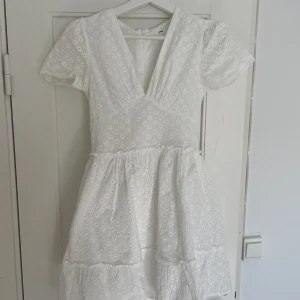 Studentklänning - En superfin klänning i nyskick som tyvärr var för liten för mig!🫶🏻 Passar perfekt till studenten!💕