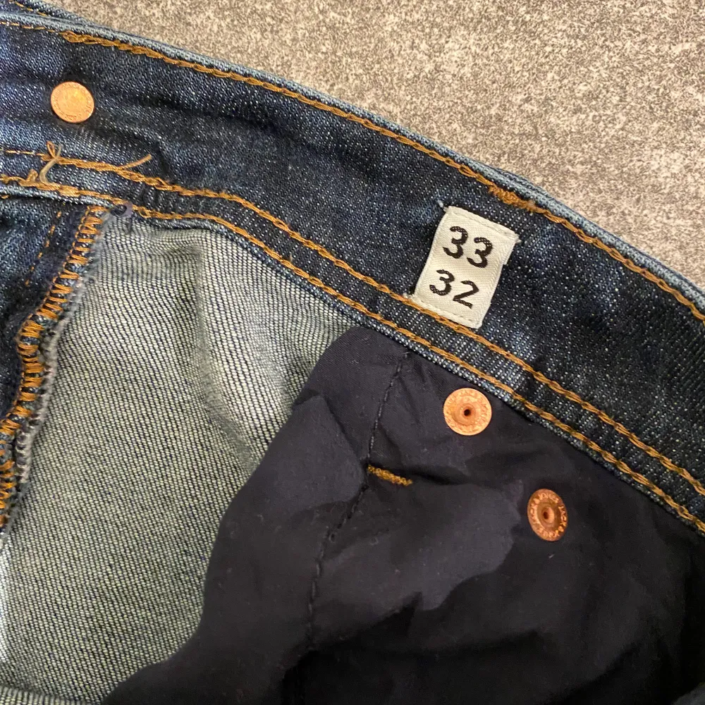 Heja säljer nu dessa slim jeans från Jack & Jones. De är sparsamt använda och i riktigt bra skick. Nypris 799kr och säljer för endast 249kr. Storlek 33/32, jag på bilden är 185cm. Hör av dig vid fler frågor, allt gott👋👋. Jeans & Byxor.