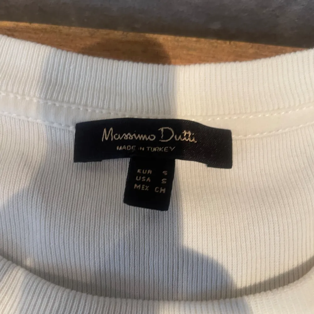 Söt vit T-shirt från Massimo Dutti. T-Shirten är i storlek S men skulle även säga att den passar storlek M. Tröjan är trekvartsärmad. Sömmen har gått upp lite vid halsen men märks inte så mycket.  Frakt tillkommer.. T-shirts.