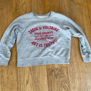 Zadig et Voltaire tröja - Jätte fin och bra skick förutom att några rhine stones har åkt av, det är tyvärr för liten för mig. 
