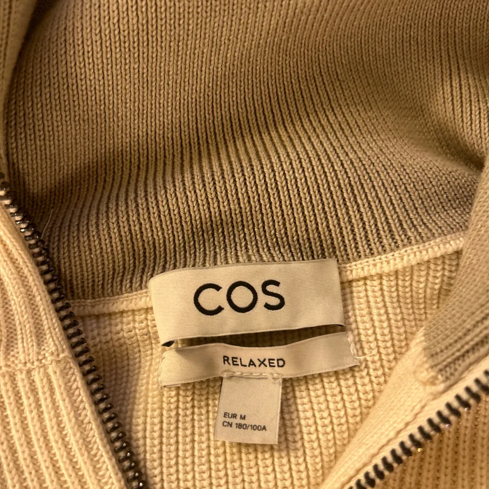 Säljer min tröja från COS, då den inte kommer till användning. Skön tröja i relaxed fit, särskilt nu till våren! Använd enstaka gång. Storlek M. Cremefärgad. Tröjor & Koftor.