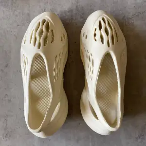 Foam runners i ett väldigt bra skick! Otroligt sköna skor, perfekt för sommaren! (kvitto finns)