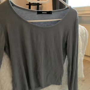Topp - Blå/grå lite kortare topp från Bikbok. 💗