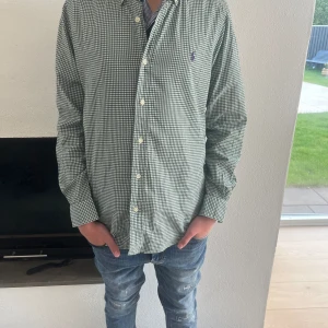 Ralph lauren skjorta  - Super snygg ralph lauren skjorta i nyskick. Personen på bilden är runt 170. Kontakta oss vid fler frågor eller funderingar.
