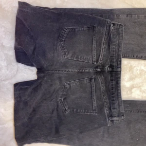 Lågmidjade jeans - Lågmidjade jeans i bootcut modell. Går ner till marken på mig som är 167cm. Säljer pga de blivit för stora.