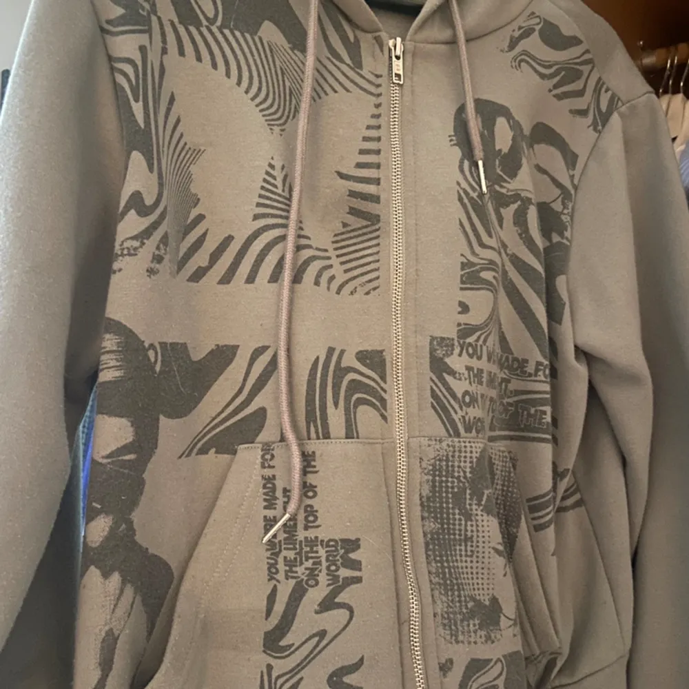 Grå zip up hoodie från shein, använd fåtal gånger dne har små noppror på sig men syns ej pga mönstret, är i storlek s passar ngn i M skulle jag vilja tro då jag har s o den är lite mer overaized. . Hoodies.