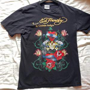 En svart ed Hardy tröja utan några defekter. Fett snygg köpt för ca 500kr