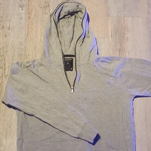 Grå zipper-hoodie från Lager 157 - I bra skick, knappt använd. ✨️