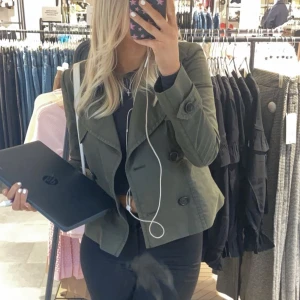 Kort kappa - Jättefin jacka ifrån tiger of Sweden, passar super bra till sommaren och är i en fin oliv grön färg. Den är i fint skick och kostar runt 4,500kr i nypris💕😇 pris går att diskutera 