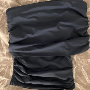 Fest topp - Säljer min one shoulder topp från Zara, aldrig använt💞