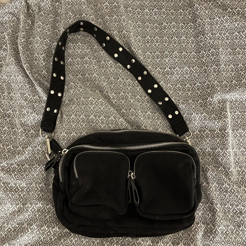 Säljer denna supersnygga ”nunoo” liknande väskan från Gina Tricot som ej säljs längre!❤️‍🔥den är väl använd men fortfarande i väldigt fint skick!. Väskor.