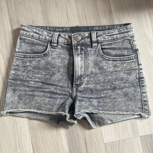 Jeans shorts -  Jättesnygga gråa jeans shorts som är lågmidjade/midwaist💝 Jättebra skick!