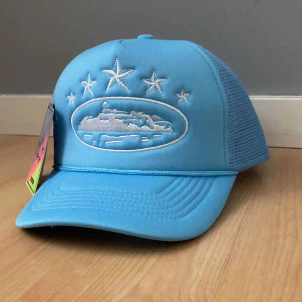 Nu säljer vi denna Corteiz trucker cap! Kepsen är köpt från deras hemsida och är bara använd få gånger. Skick 9/10.  Kepsen har 5 stjärnor som representerar 5 års jubileum av Corteiz. ❗️DIGITALT KVITTO FINNS❗️ Nypris: 1500. Accessoarer.