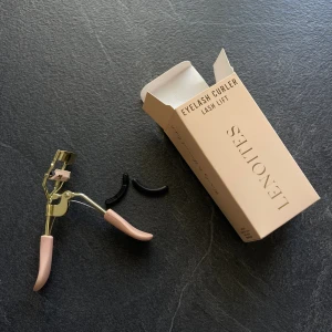 Ögonfransböjare  - Helt ny ögonfransböjare från lenoites som är supertrendigt nu! Tillkommer två extra gummidelar att byta ut på ögonfransböjaren när den som sitter på blir sliten💓