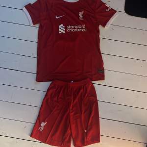 Säljer min lillebrorsas gamla Mohammed Salah Liverpool kit då han vuxit ur den. Skick 9/10 knappt använd. Shorts ingår.