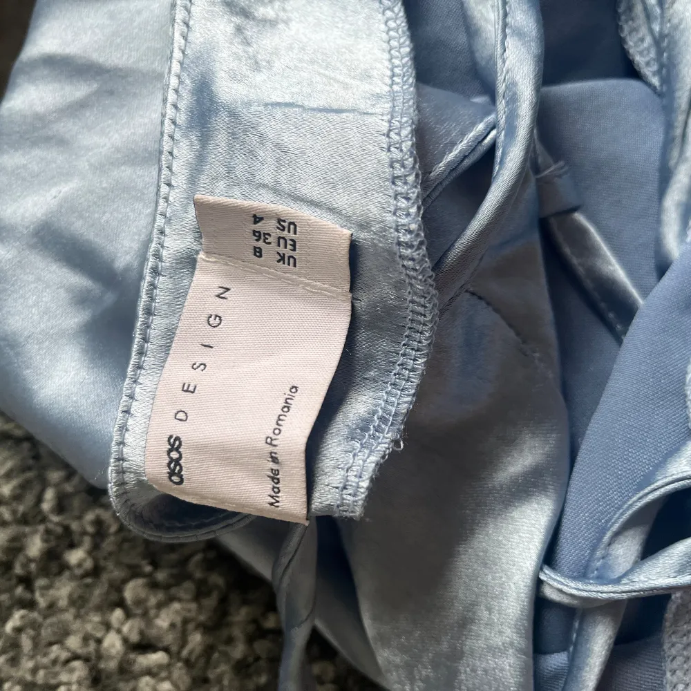 Mycket populär balklänning från ASOS, köpt för 929kr. Använd 1 gång och är supersnygg! Vid frågor skriv till mig 🙌. Klänningar.