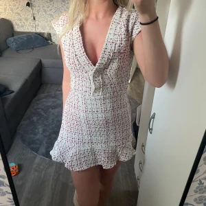 Zara klänning  - Zara klänning knappt andvänd och i jätte fint skick💕 Har en dragkedja där bak 