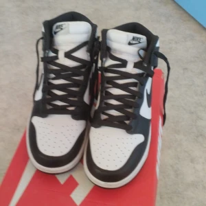 Nike dunk panda high - Säljer dessa pandas för att jag använder dem aldrig, har använt dem 3 gånger så skorna ser väldigt nya ut. Pris kan dikuteras