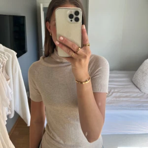 Tröja Mango - Perfekt beige polotröja från Mango, i storlek S🌟 Aldrig använd