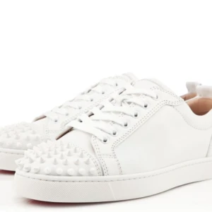 SÖKER! Vita Christian Louboutin 39-40 - 39-40 söker ett par vita loubs med spikar. Bra kvalitet. Är beredd att betala en del. Kontakta om du kan tänka dig att sälja!