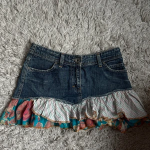 Jeanskjol  - Säljer den här jeanskjolen med en så fin volang 🥰 nypris är ca 1000kr och den är i superfint skick!