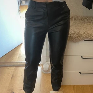 Läderbyxor  - Ett par läderbyxor från Gina i storleken 36. Använd några få gånger men är i fint skick. 
