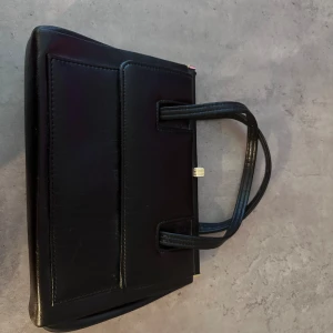 Väska - Jättefin väska som rymmer det som behövs och lite mer! Den har ett fack längst fram sen mindre i den stora fickan! Alltså mycket plats!! 