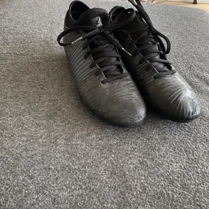 Svarta fotbollsskor från puma - Skorna är i bra skick bara att dobbarna är lite ner slitna. Ser nästan ut som att dom är helt nya.