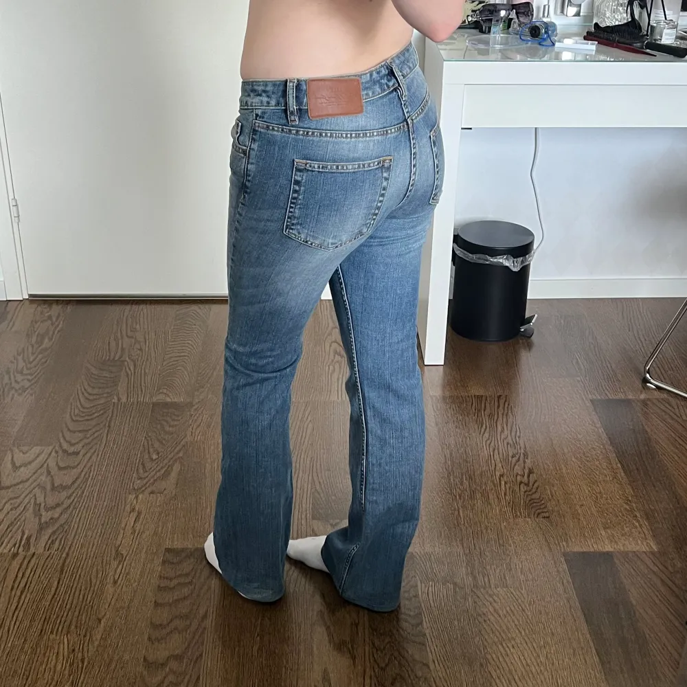 Lågmidjade ljusblåa bootcut jeans från H&M, äldre kollektion. Midjemått: 76 cm. Innerbenslängd: 77 cm. Inga defekter. Modellen är 167 cm lång. Skriv privat för mer bilder och mått 💘. Jeans & Byxor.