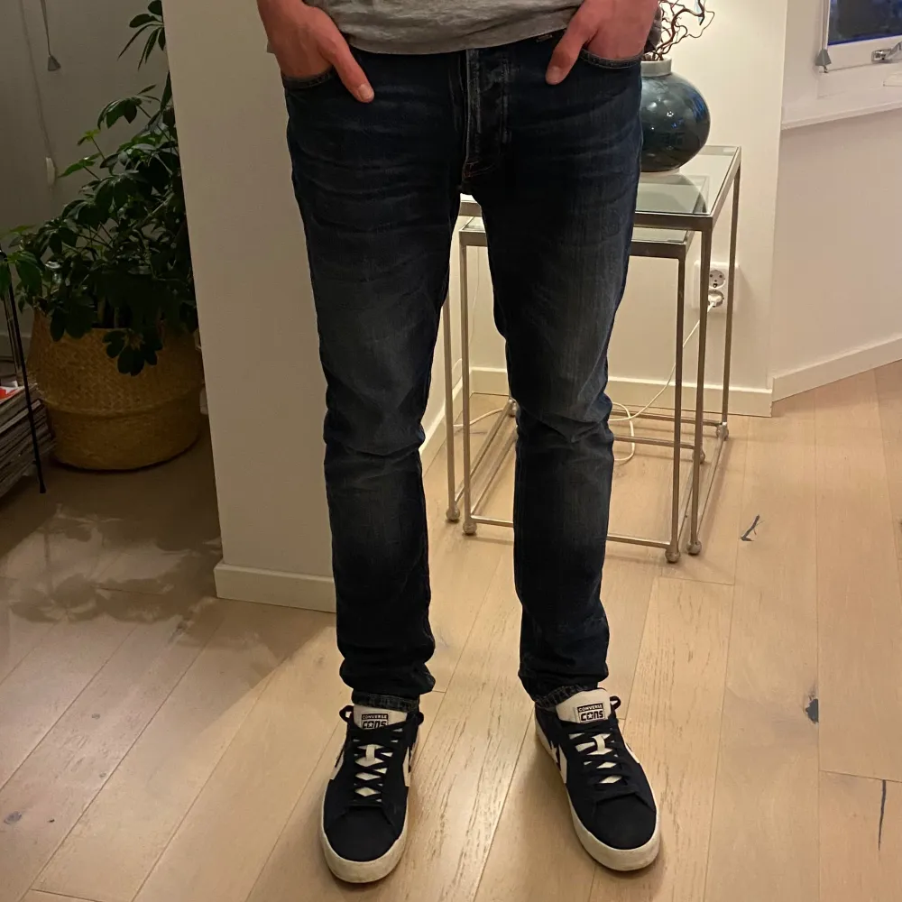 Hej! Säljer nu dessa Nudie Jeans i storlek W:30/L:32. Passar mig som är 180cm lång. Sparsamt använda och passar till mycket! Om priset inte passar skicka gärna iväg ett bud 😄. Jeans & Byxor.