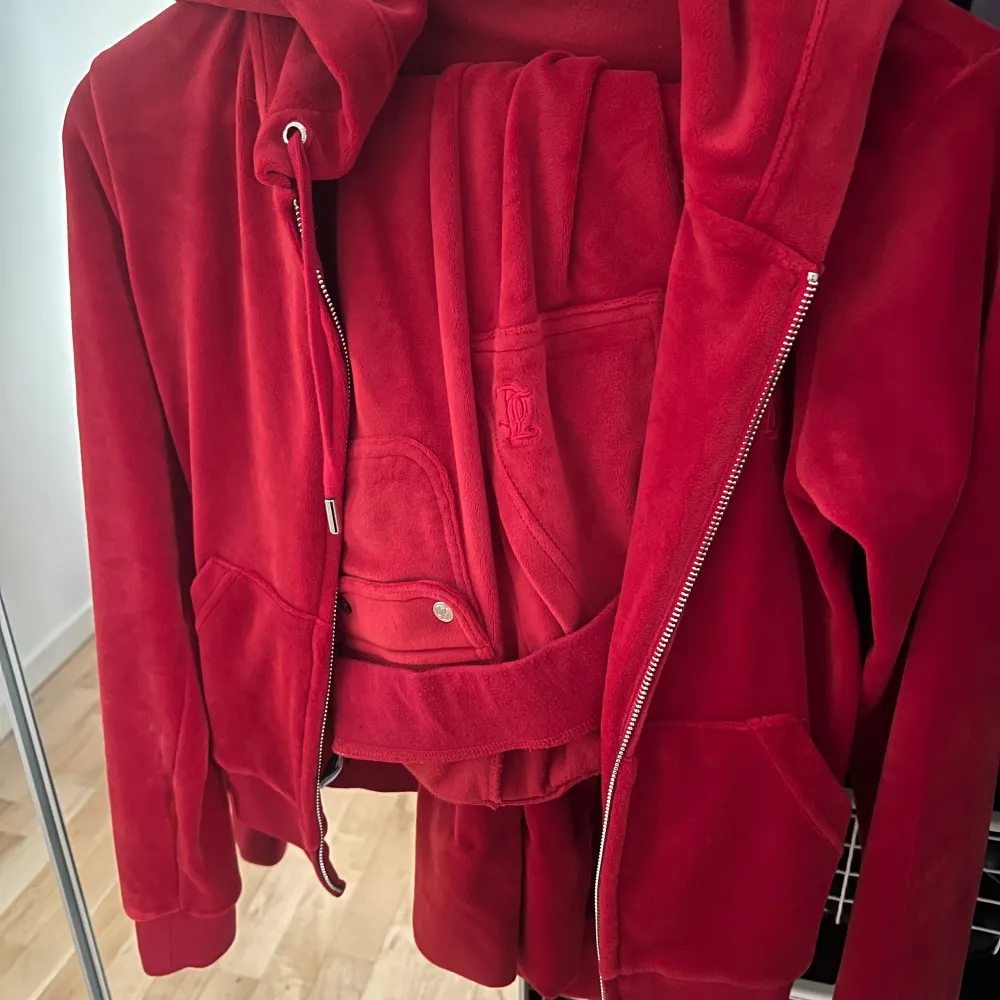 Juciy couture sett i rött Bra skick Säljs som sett Kan förhandla om priset. Hoodies.