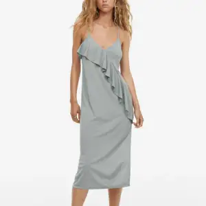 Säljer denna klänning från H&M. Använd endast en gång. Klänningen har en slits och volang. Storlek L och grönblå.