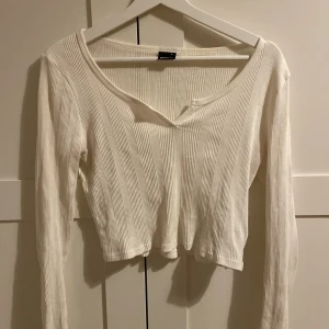 Tröja - Säljer denna jättefina top från Gina som tyvärr inte kommit till användning 💕