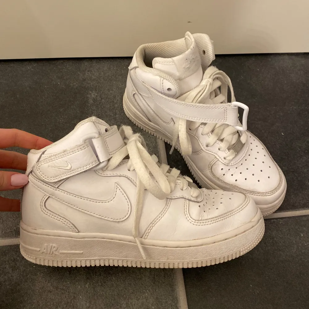 Nike Sportswear AIR FORCE 1 ’07 - Höga sneakers - white Köpta på Zalando, nypris 1445 kr Säljer för 800 kr men kan sänka vid snabb affär. Fortfarande i gott skick, inga särskilda defekter. Storlek 36 men passar mig som har 36/37!. Skor.