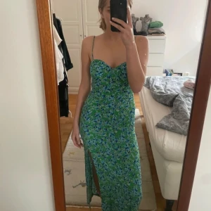 Maxi klänning - Så fin klänning från Zara i storlek xs. Passar mig som vanligtvis har xs eller small i kläder. 