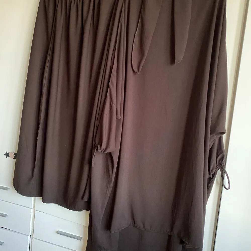 Helt ny och oanvönd, har 2 andra bruna jilbab så hill sälja denna! . Övrigt.