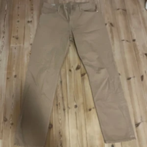 H&M straight relaxed fit  - Säljer H&M straight relaxed fit i färgen  beige. Använda 4-5 gånger