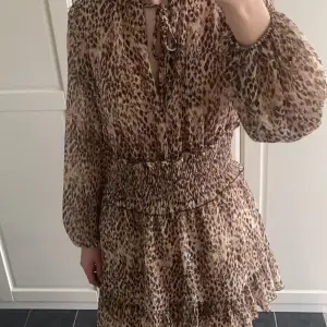 Superfin klänning från zara med leopardmönster!🐆jättebra skick, knappt använd 