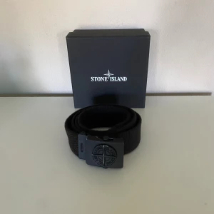 Stone island bälte - Säljer mitt riktigt snygga Stone island bälte.Bältets storlek är ungefär 100 cm och nypris ligger runt 1500 